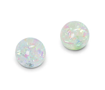 Deux objets sphériques transparents remplis de morceaux irisés et brisés, reflétant diverses couleurs, sur un fond blanc.