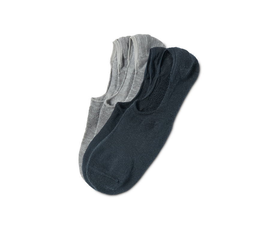 Deux paires de soquettes de sport sur fond blanc.