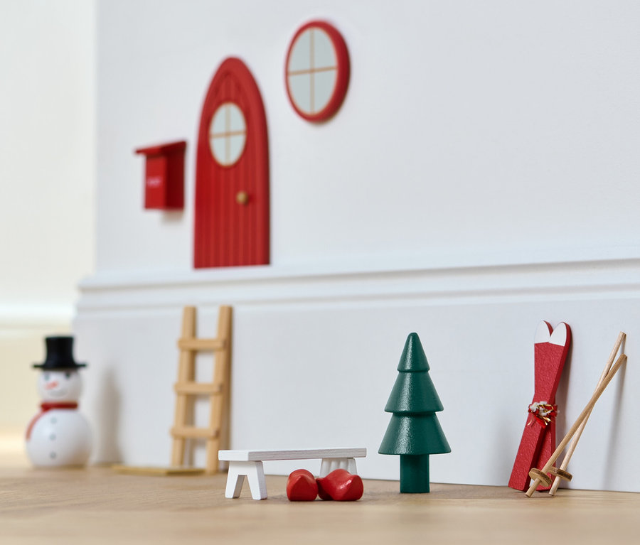 Mini décorations de Noël : porte rouge, fenêtre, arbre, skis et bonhomme de neige.