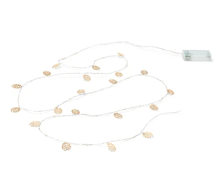 Micro-guirlande lumineuse à LED avec décorations de pommes de pin sur fond blanc.