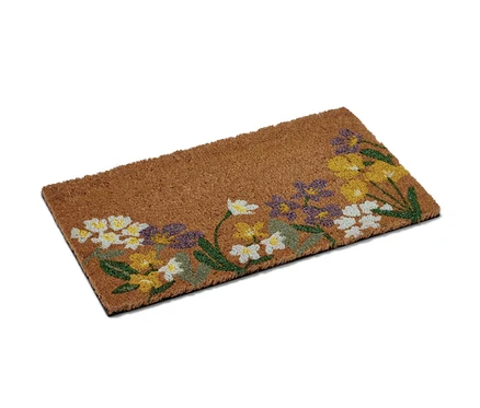 Un paillasson en fibre de noix de coco avec un motif floral.