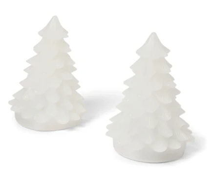 Deux arbres de Noël décoratifs blancs sur fond blanc.