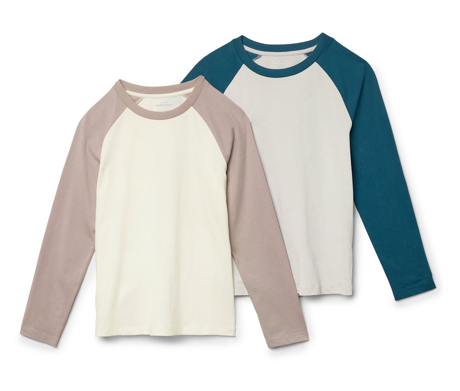 Deux t-shirts raglan à manches longues sont posés côte à côte. L'un est beige avec des manches marron et l'autre est blanc avec des manches bleues.