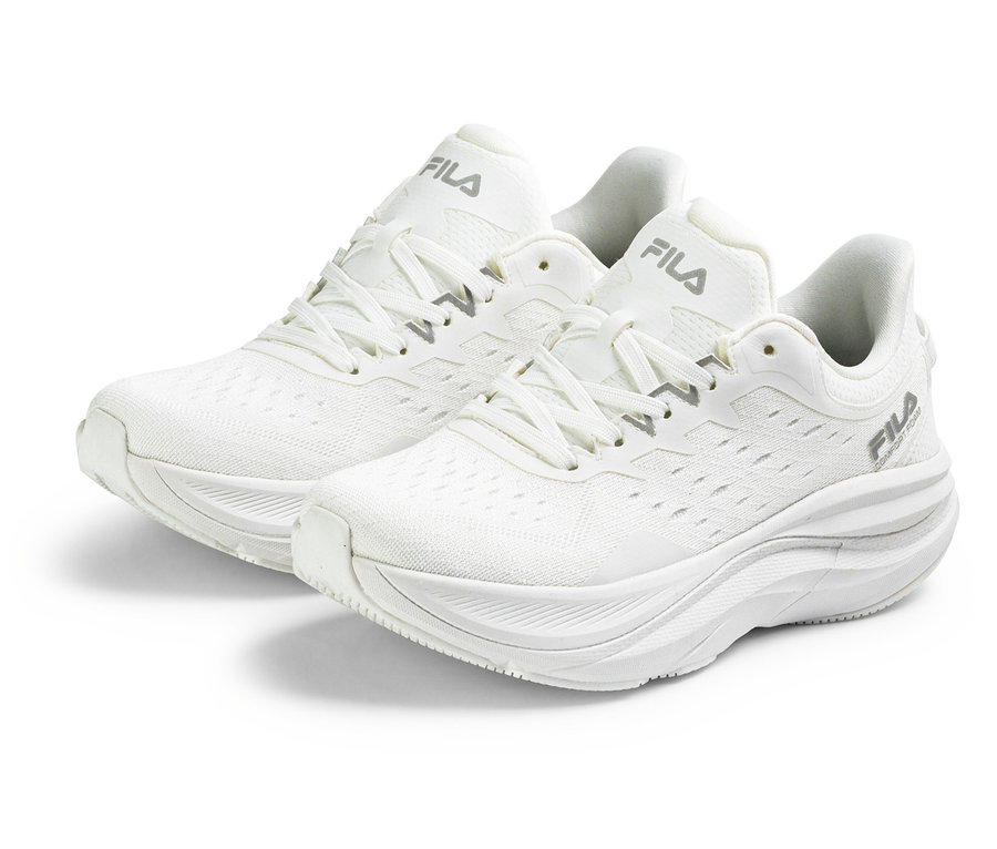 Deux sneakers pour femme FILA Retron blancs côte à côte sur fond blanc.