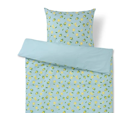 Vue de dessus d'une literie bleu clair à motif citron, comprenant un oreiller et une couette.