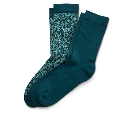 Une paire de chaussettes vert foncé, une unie, l'autre avec un motif floral vert clair.