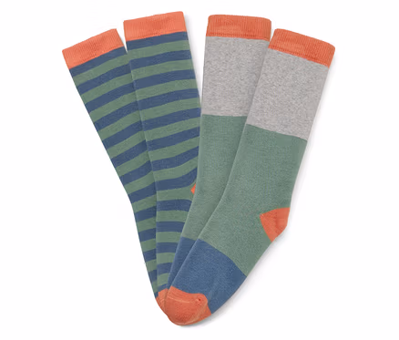 Deux paires de chaussettes posées sur un fond blanc. Une paire est rayée vert et bleu, l'autre grise, verte et bleue avec des détails orange.