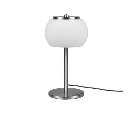 Lampe de table LED Trio « Madison » avec un abat-jour sphérique en verre blanc et une base en métal argenté brossé. Un câble noir est visible.