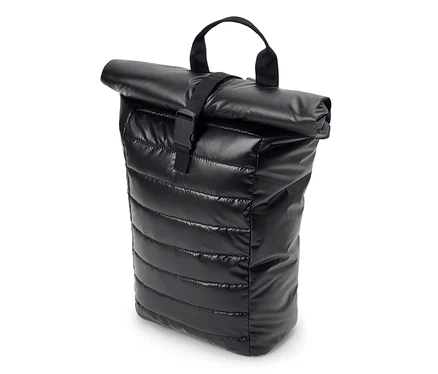Sac à dos d'extérieur noir, brillant et rembourré, avec une fermeture roll-top sécurisée par une sangle noire et une boucle, et une poignée supérieure.