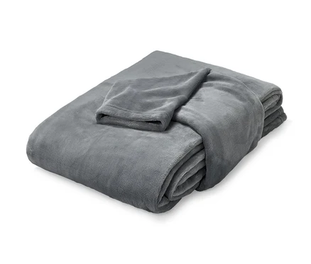 Couverture moelleuse avec manches intégrées pliée.