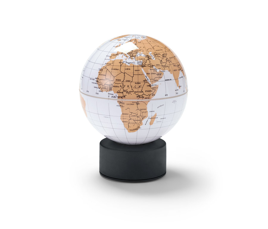 Un globe blanc avec des continents dorés sur un socle noir.