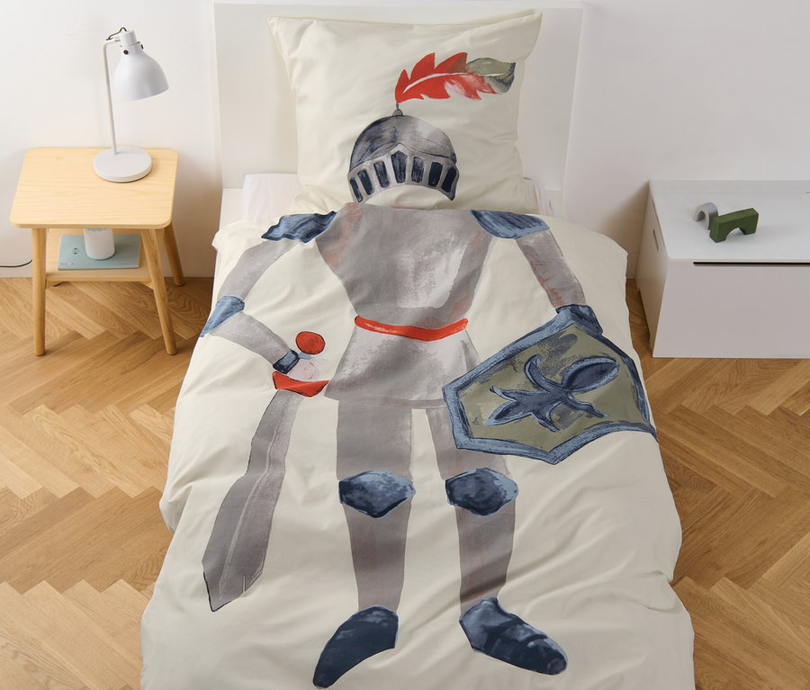 Parure de lit en renforcé pour enfants avec un motif de chevalier sur un lit.
