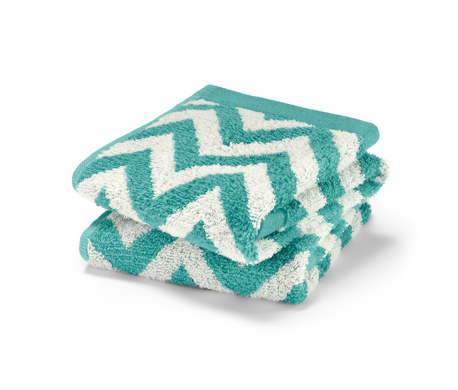 Pile de 2 linges d’invités avec motif zigzag turquoise et blanc.