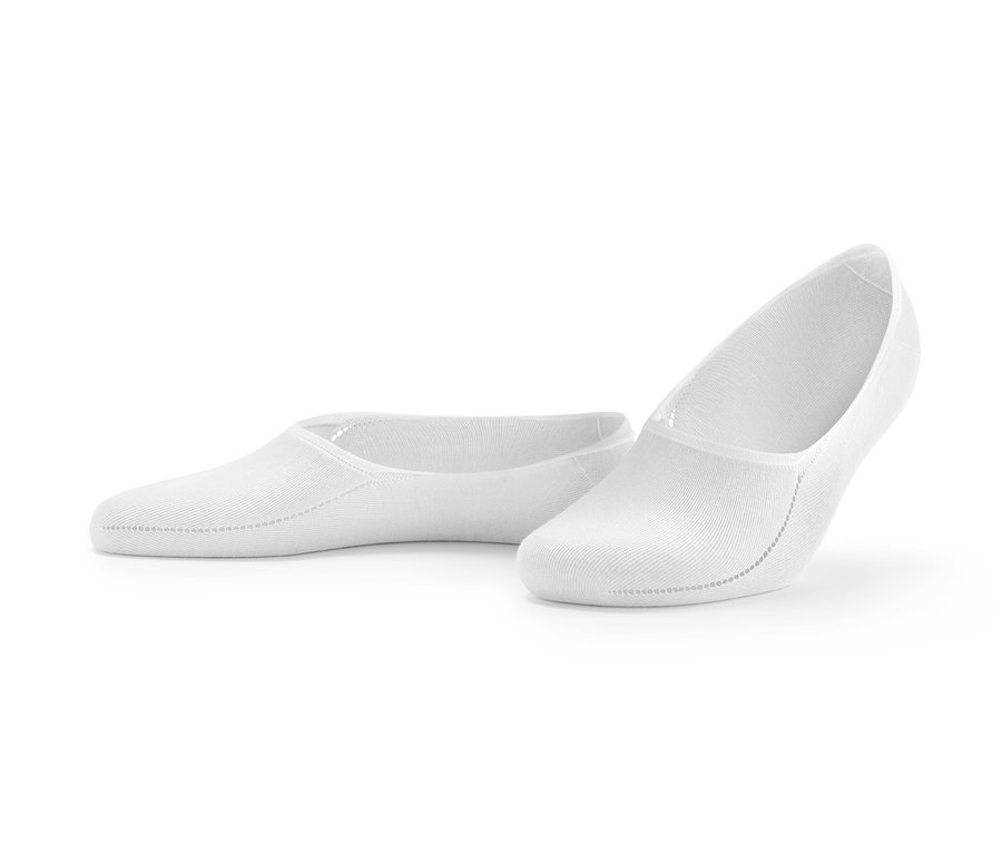 Deux paires de socquettes de sport extra-fines blanches sur fond blanc.