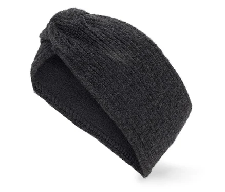 Un bandeau noir tricoté avec un nœud sur fond blanc.