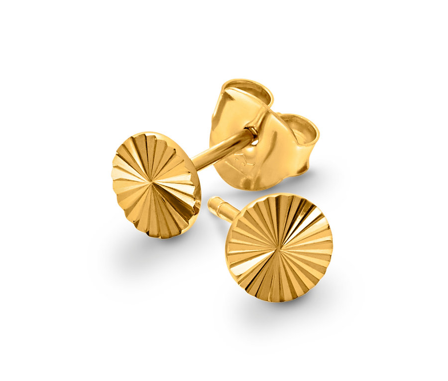 Deux boucles d'oreilles en or avec un design circulaire et un motif radial