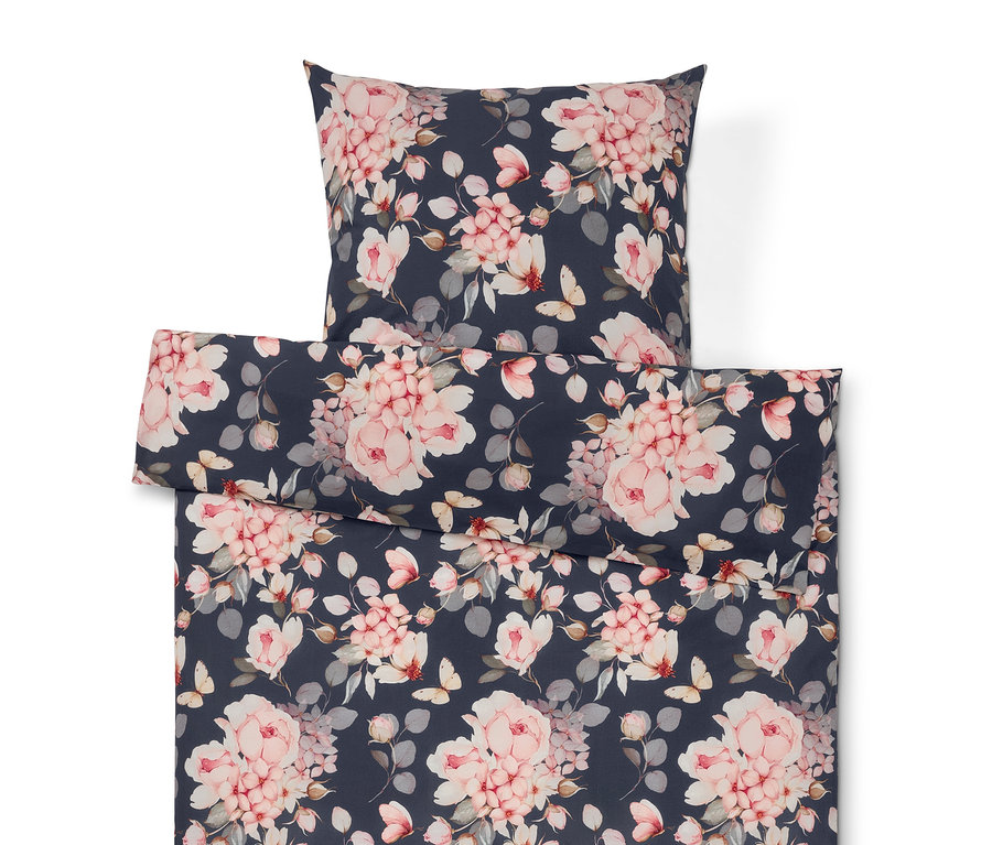 Linge de lit avec motif floral sur fond bleu foncé.