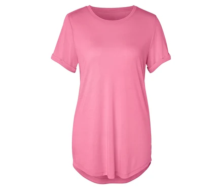 T-shirt rose à manches courtes avec ourlets retroussés sur fond blanc.