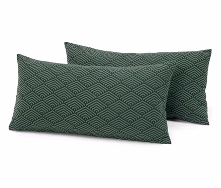 Deux coussins rectangulaires avec un motif géométrique dans les tons verts.
