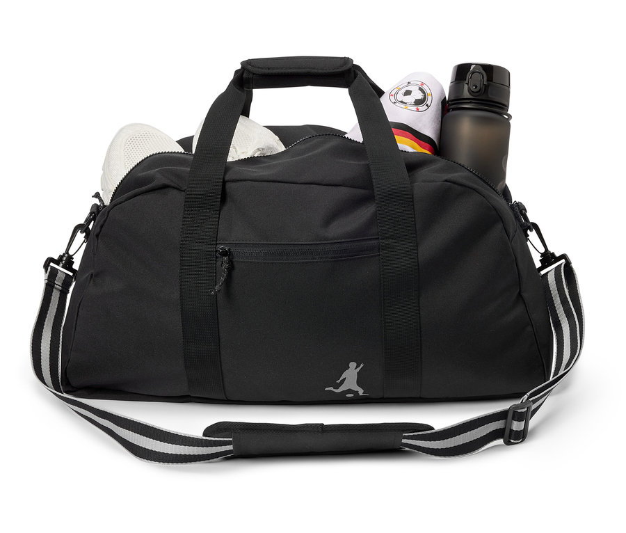 Sac de sport noir avec des chaussures blanches, une serviette sur le thème de l'Allemagne et une bouteille d'eau.