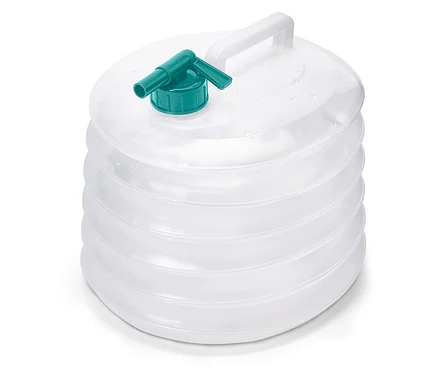 Un bidon d'eau transparent et pliable avec un robinet vert et une poignée blanche est posé sur un fond blanc.