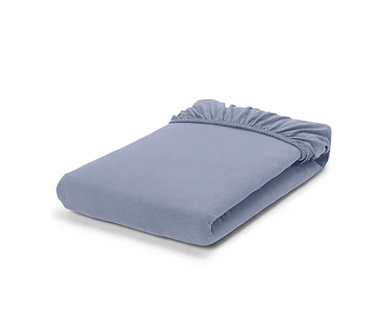 Drap-housse bleu clair plié avec élastique sur fond blanc.